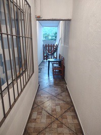 Corredor lateral da casa , area coberta 