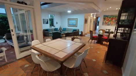 Casa próximo a praia Riviera - 5 suítes no módulo 4