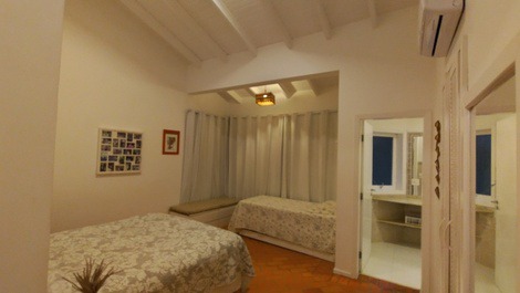 Casa próximo a praia Riviera - 5 suítes no módulo 4