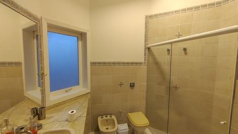 Casa próximo a praia Riviera - 5 suítes no módulo 4