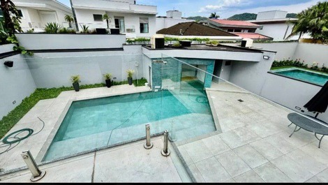 Mansão em condomínio Jardim Acapulco