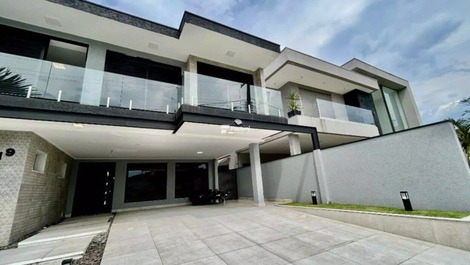 Mansão em condomínio Jardim Acapulco