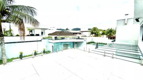 Mansão em condomínio Jardim Acapulco