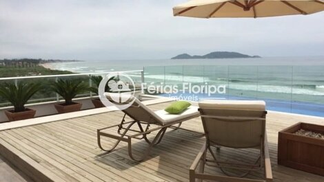 Cobertura 3 dormitórios pé na areia com piscina.