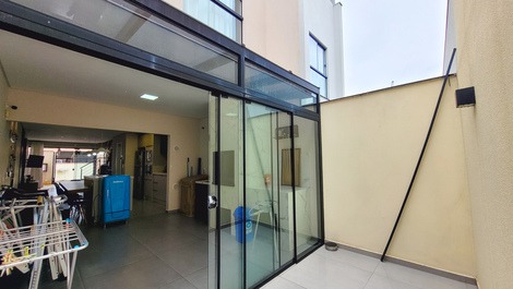 PRAINHA - 9 pessoas 3 dorm. com A/C - 250m do mar