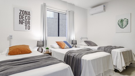 Casa com estacionamento e próxima a praia