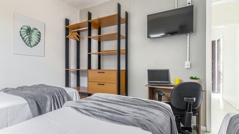 Casa com estacionamento e próxima a praia