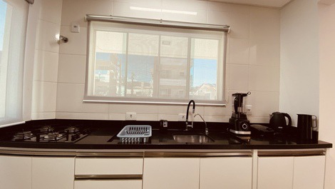 APARTAMENTO À 400M DO CALÇADÃO DE BOMBAS