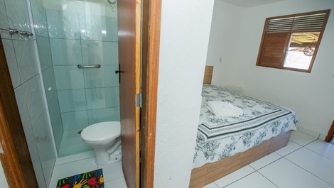 Cada una de las Lunas paradas en la arena.