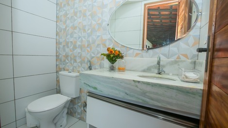 Cada una de las Lunas paradas en la arena.