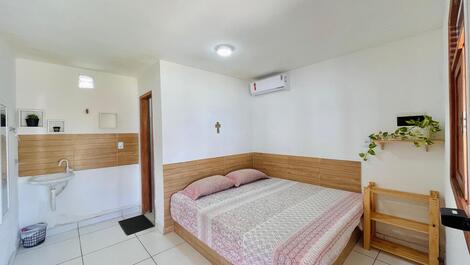 Cada una de las Lunas paradas en la arena.