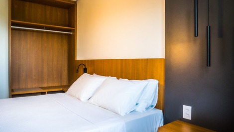 Apartamento com a cama de casal, guarda roupa