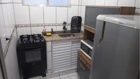 De pie sobre la arena de la playa de Caiçara