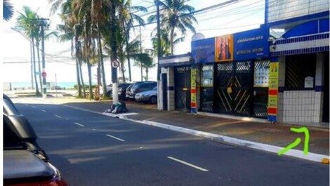 De pie sobre la arena de la playa de Caiçara