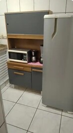 De pie sobre la arena de la playa de Caiçara