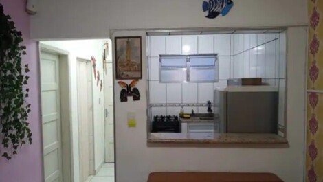 De pie sobre la arena de la playa de Caiçara