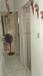 De pie sobre la arena de la playa de Caiçara