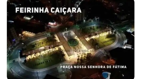 De pie sobre la arena de la playa de Caiçara