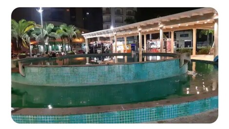 De pie sobre la arena de la playa de Caiçara