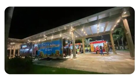 De pie sobre la arena de la playa de Caiçara