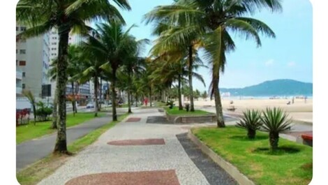 De pie sobre la arena de la playa de Caiçara