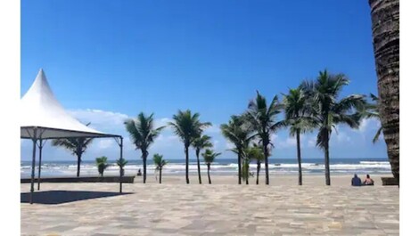 De pie sobre la arena de la playa de Caiçara