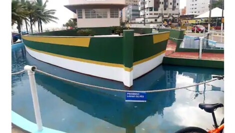 De pie sobre la arena de la playa de Caiçara