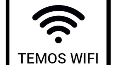 De pie sobre la arena de la playa de Caiçara