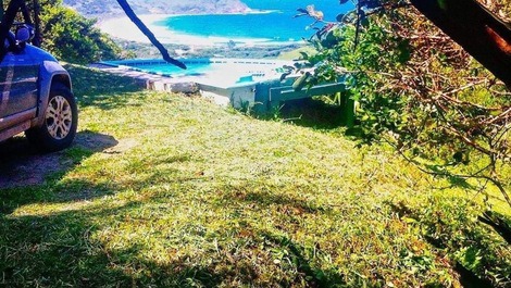 Vista do estacionamento da casa 