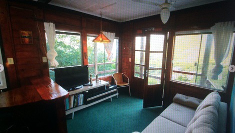 Sala com tv 50" com sky