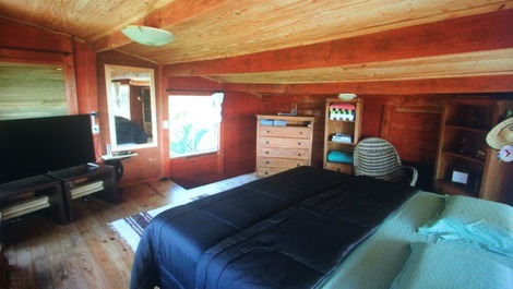 Quarto principal com tv 50" com sky