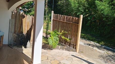 Frente da casa e ducha 