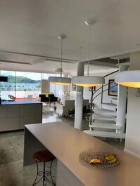 Cobertura 5 Quartos Frente a Lagoa da Conceição