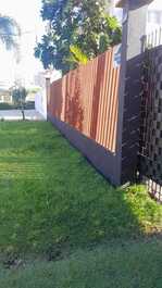 Excelente casa 2 quadras da Praia Central! Piscina e climatização ! !