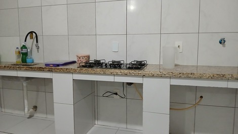 Bancada espaçosa na cozinha. 
