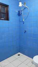 CASA TERREA, 60 METROS DA PRAIA, TRES QUARTOS, PISCINA