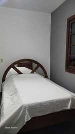 CASA TERREA, 60 METROS DA PRAIA, TRES QUARTOS, PISCINA