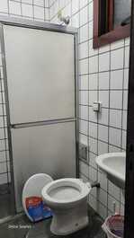 CASA TERREA, 60 METROS DA PRAIA, TRES QUARTOS, PISCINA