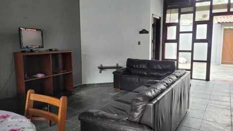 CASA TERREA, 60 METROS DA PRAIA, TRES QUARTOS, PISCINA