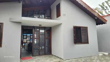 CASA TERREA, 60 METROS DA PRAIA, TRES QUARTOS, PISCINA