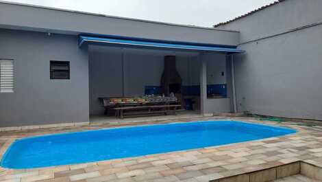 CASA TERREA, 60 METROS DA PRAIA, TRES QUARTOS, PISCINA