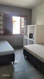 CASA TERREA, 60 METROS DA PRAIA, TRES QUARTOS, PISCINA