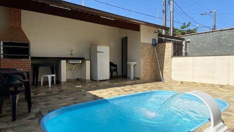 Piscina privativa, AR e WIFI - 10 pessoas - 450 m da praia Maranduba