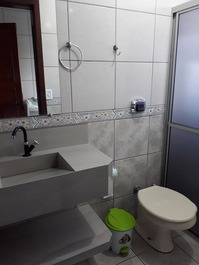 SOBRADO LINDO - 300M DA PRAIA DA ENSEADA, WIFI E AR CONDICIONADO