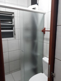 SOBRADO LINDO - 300M DA PRAIA DA ENSEADA, WIFI E AR CONDICIONADO