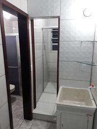 SOBRADO LINDO - 300M DA PRAIA DA ENSEADA, WIFI E AR CONDICIONADO