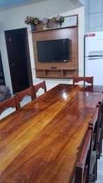 SOBRADO LINDO - 300M DA PRAIA DA ENSEADA, WIFI E AR CONDICIONADO