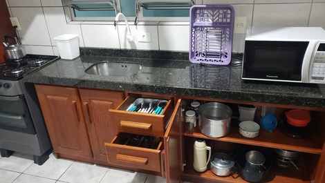 SOBRADO LINDO - 300M DA PRAIA DA ENSEADA, WIFI E AR CONDICIONADO