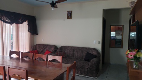 SOBRADO LINDO - 300M DA PRAIA DA ENSEADA, WIFI E AR CONDICIONADO