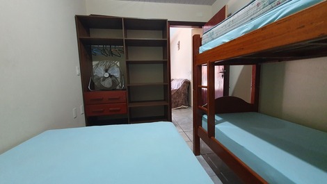 SOBRADO LINDO - 300M DA PRAIA DA ENSEADA, WIFI E AR CONDICIONADO